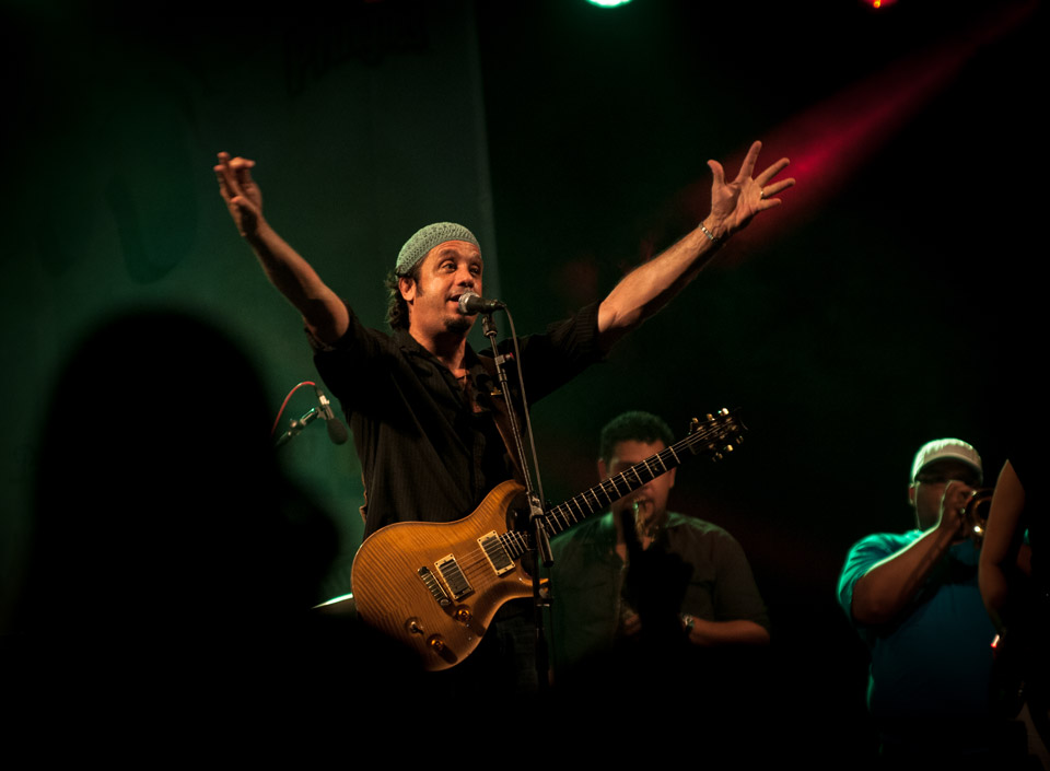 It was a hot saturday night. But nothing beats the sound of reggae on the beach. Millo Torres y el Tercer Planeta plays most of their hits like “Oh NaNa”, 